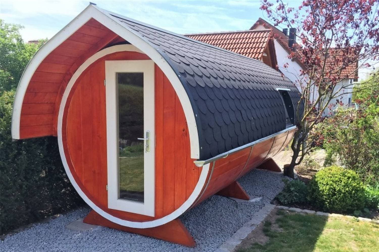 Fasssauna im Garten von Ritz Outdoor