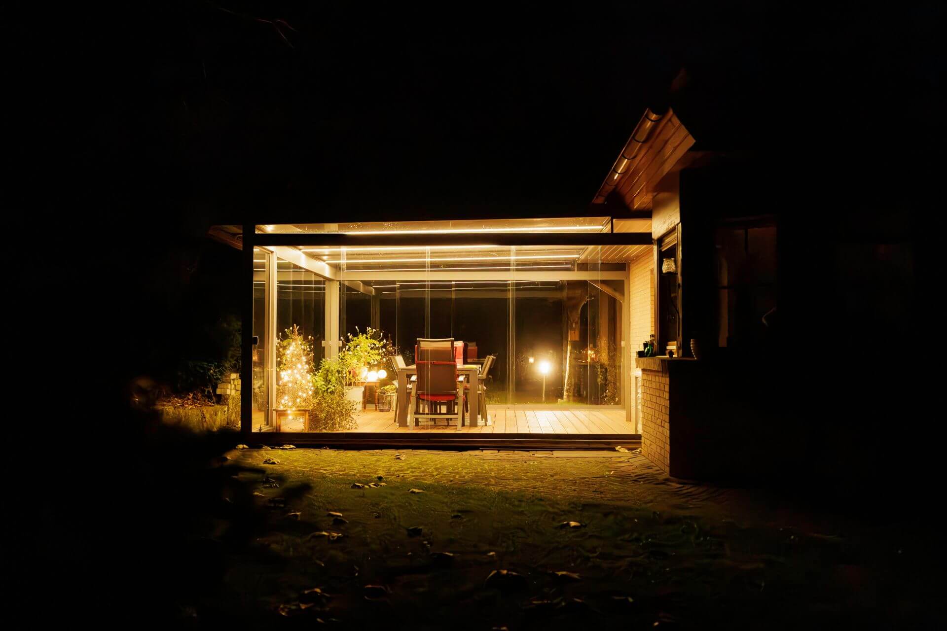 Warm beleuchteter gläserner Outdoor-Wohnbereich von Ritz Outdoor