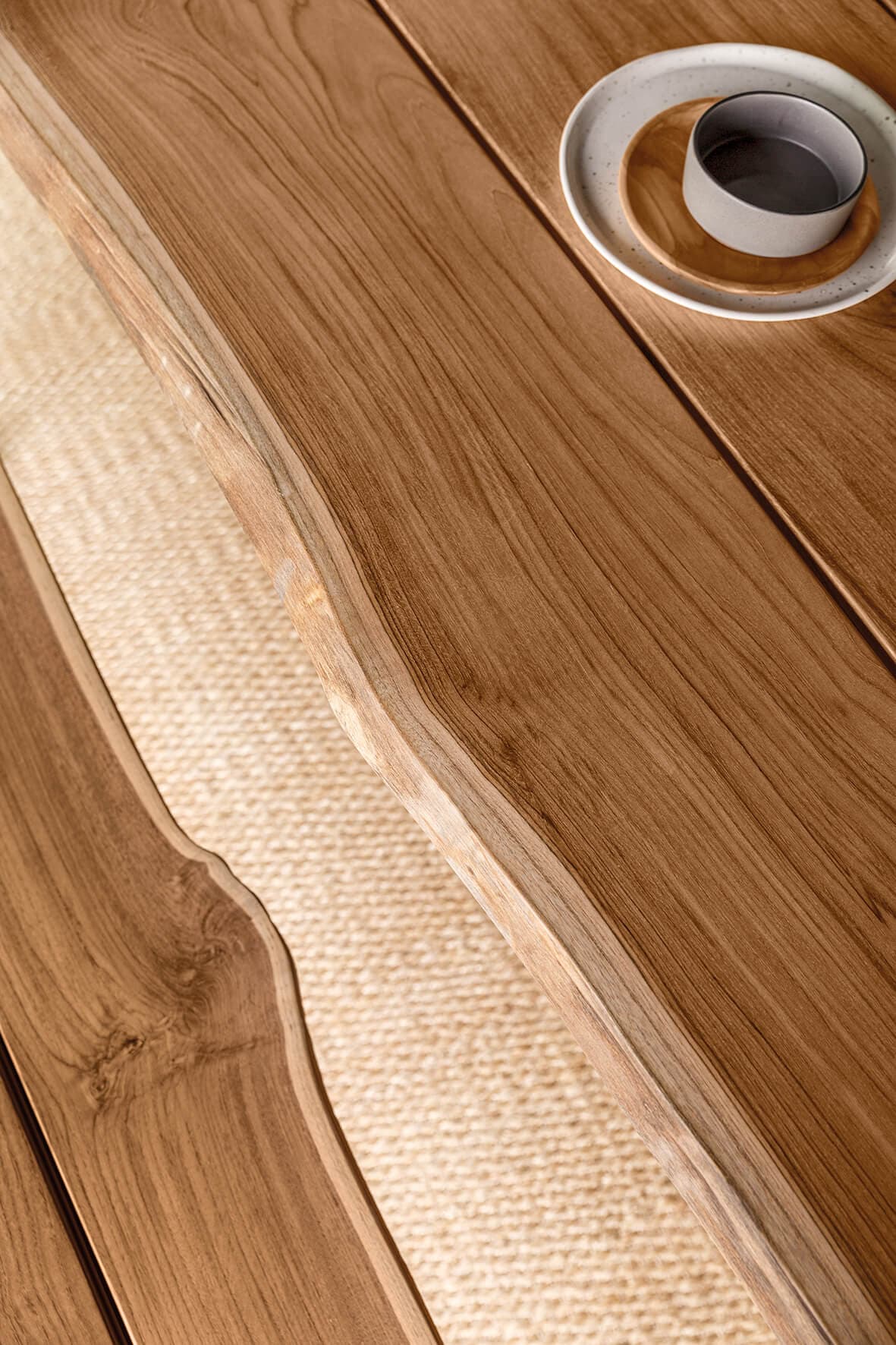 Detailaufnahme einer Teakholz-Tischkante